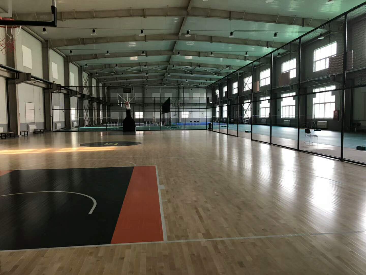 體育地板防滑保養,籃球館地板保養翻新