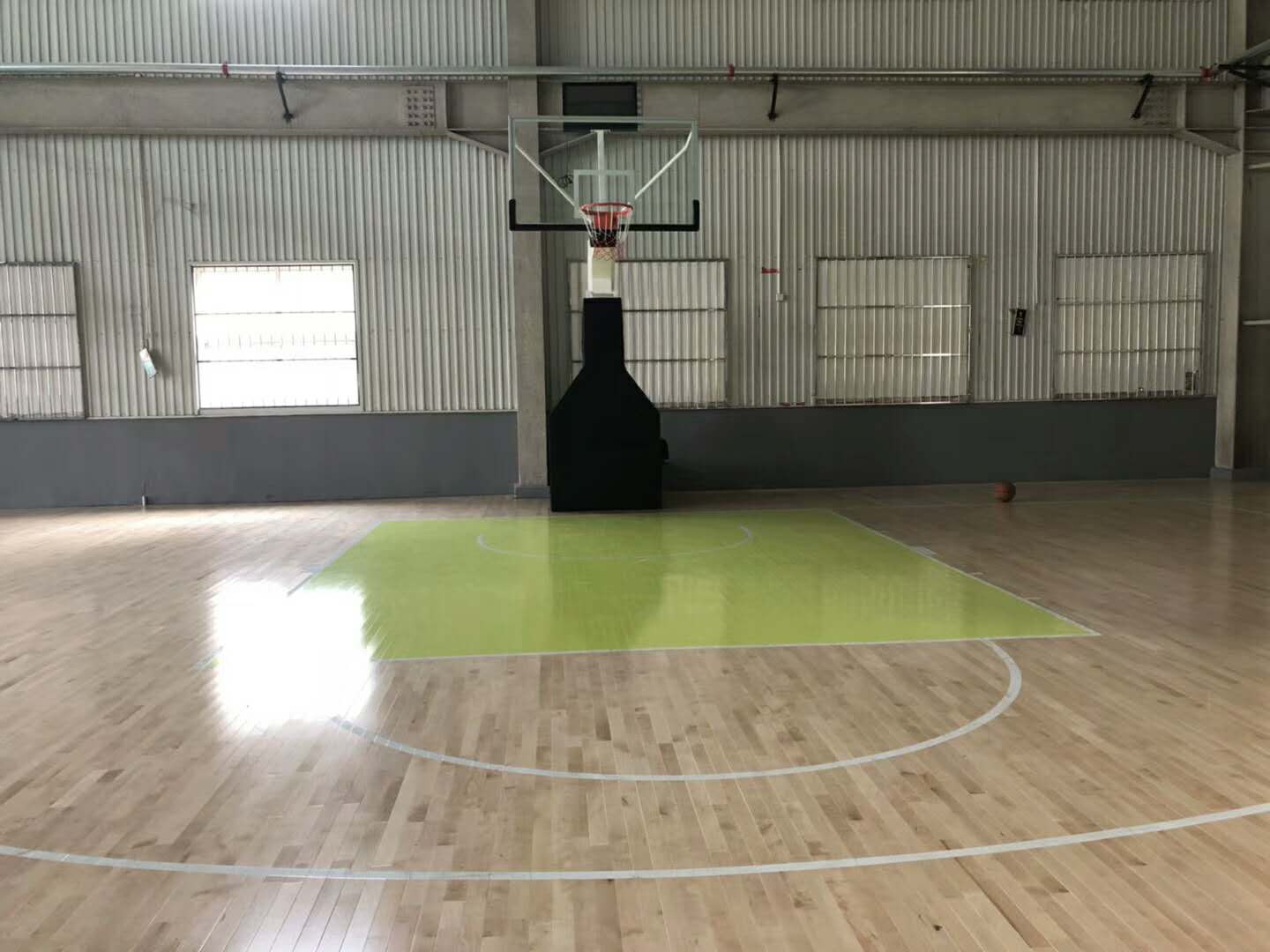 體育地板防滑保養,籃球館地板保養翻新