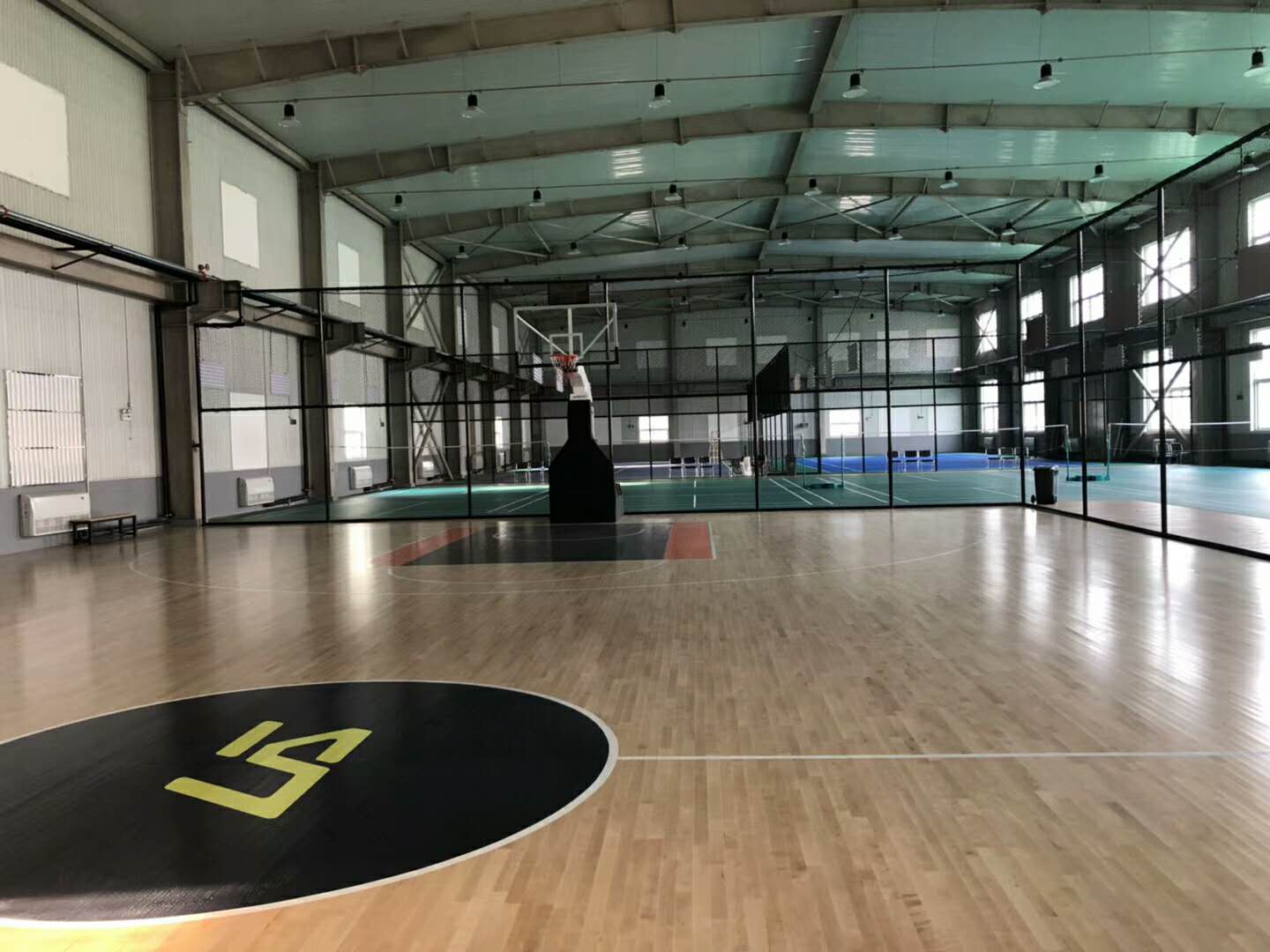 體育地板防滑保養,籃球館地板保養翻新