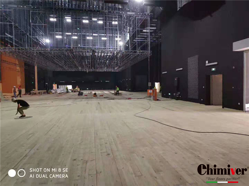 青島陽城大劇院木地板打磨及彩漆上漆施工案例
