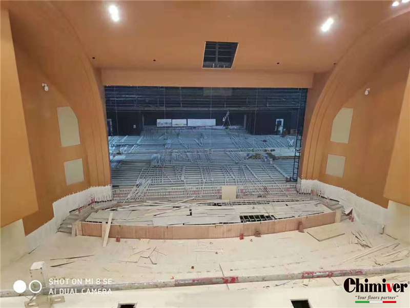 青島陽城大劇院木地板打磨及彩漆上漆施工案例