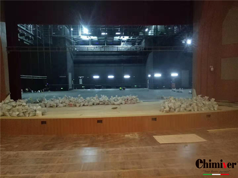 青島陽城大劇院木地板打磨及彩漆上漆施工案例