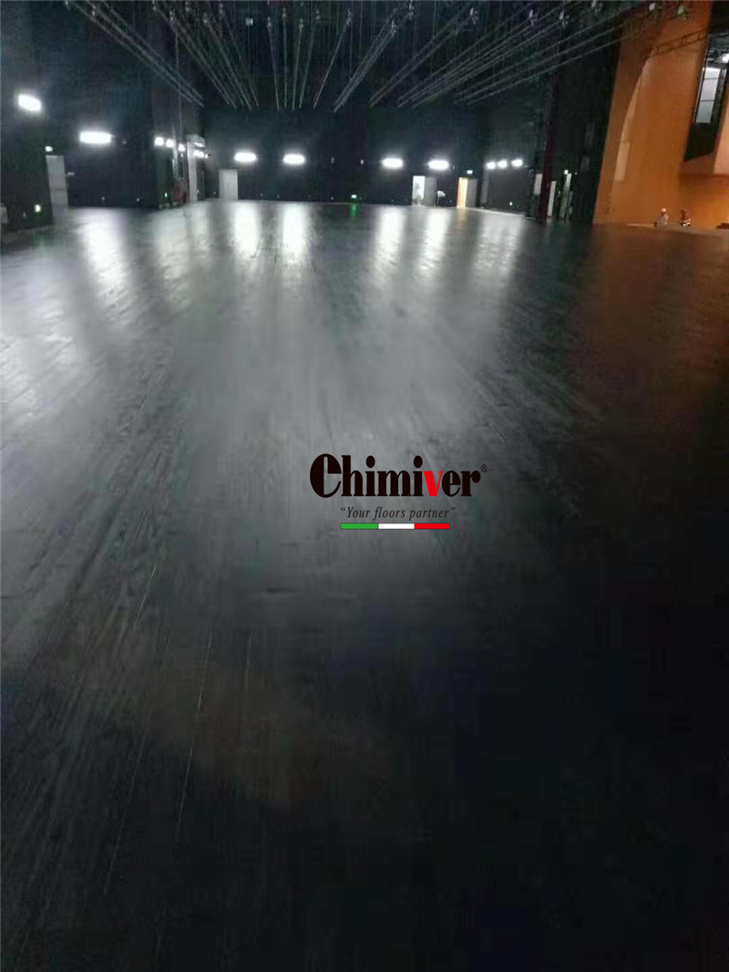 青島陽城大劇院木地板打磨及彩漆上漆施工案例