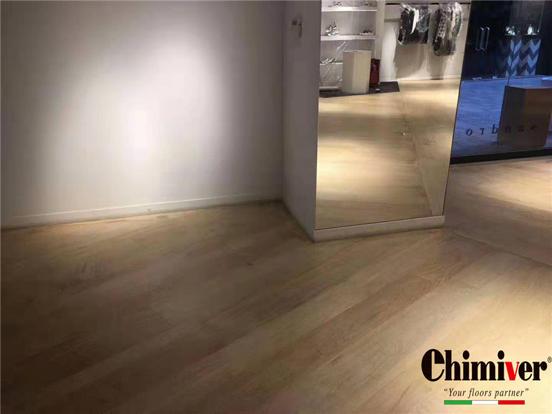 北京Sandro旗艦店木地板翻新打磨重涂施工案例