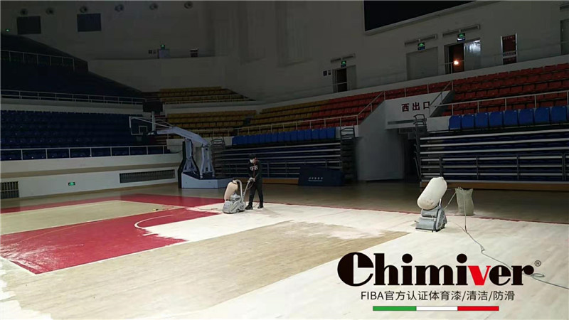 寧波市雅戈爾體育館木地板打磨翻新防滑上漆施工案例