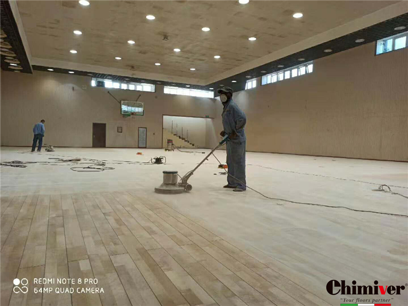 喀麥隆利雅得體育館翻新打磨上漆重涂指導(dǎo)施工案例