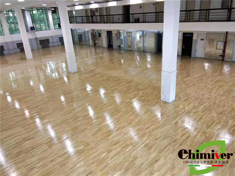 鄭州大學(xué)體育館運(yùn)動木地板翻新打磨上漆重涂劃線施工案例