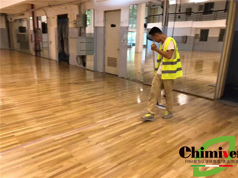 鄭州大學(xué)體育館運(yùn)動木地板翻新打磨上漆重涂劃線施工案例