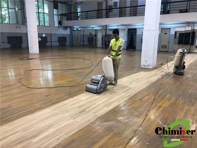 鄭州大學(xué)體育館運(yùn)動木地板翻新打磨上漆重涂劃線施工案例