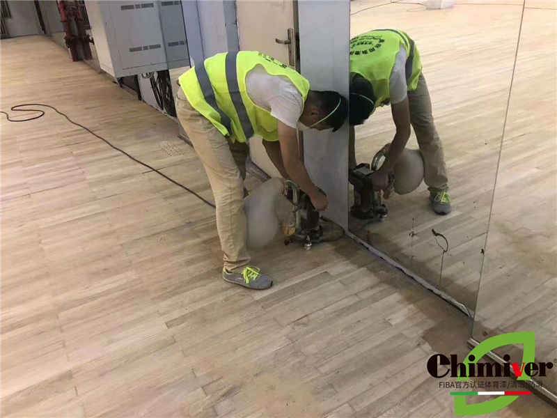 鄭州大學(xué)體育館運(yùn)動木地板翻新打磨上漆重涂劃線施工案例