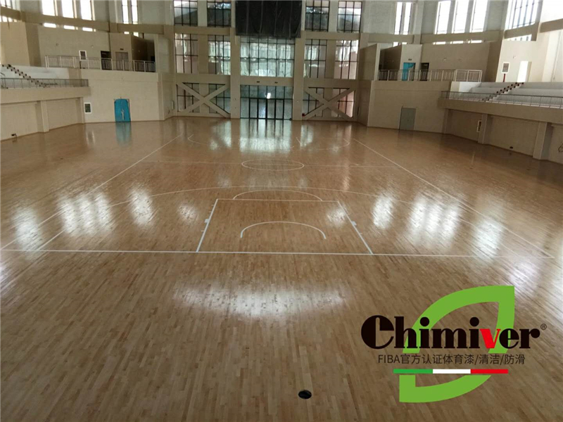 云南德宏師專體育館運(yùn)動(dòng)木地板清潔保養(yǎng)上漆施工案例